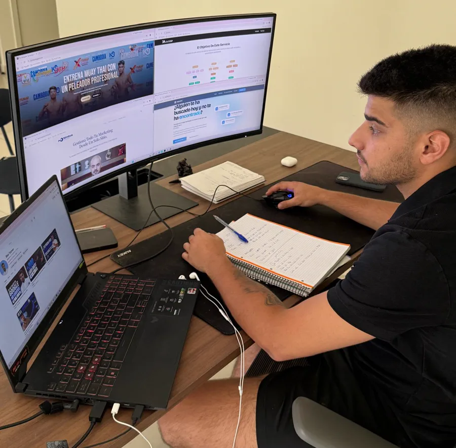 Biel Torner revisando webs de negocios en su pantalla